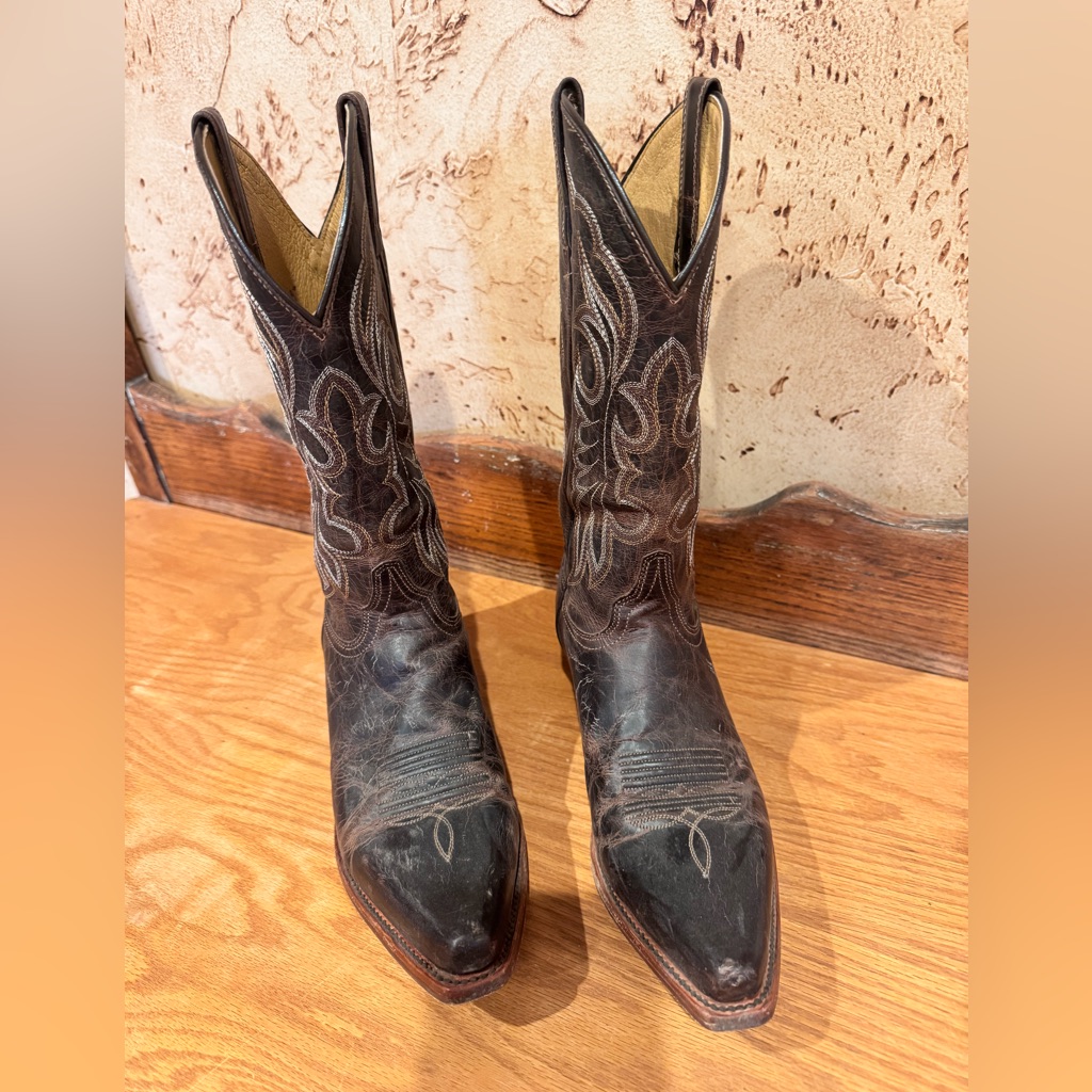 Shyanne Brown Leather Cowgirl Boots With Contrast Stitching. Like Brand New!